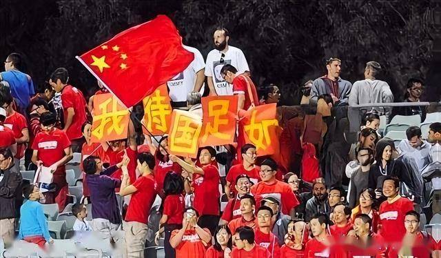 紧张比赛结束，球迷沸腾掌声如雷