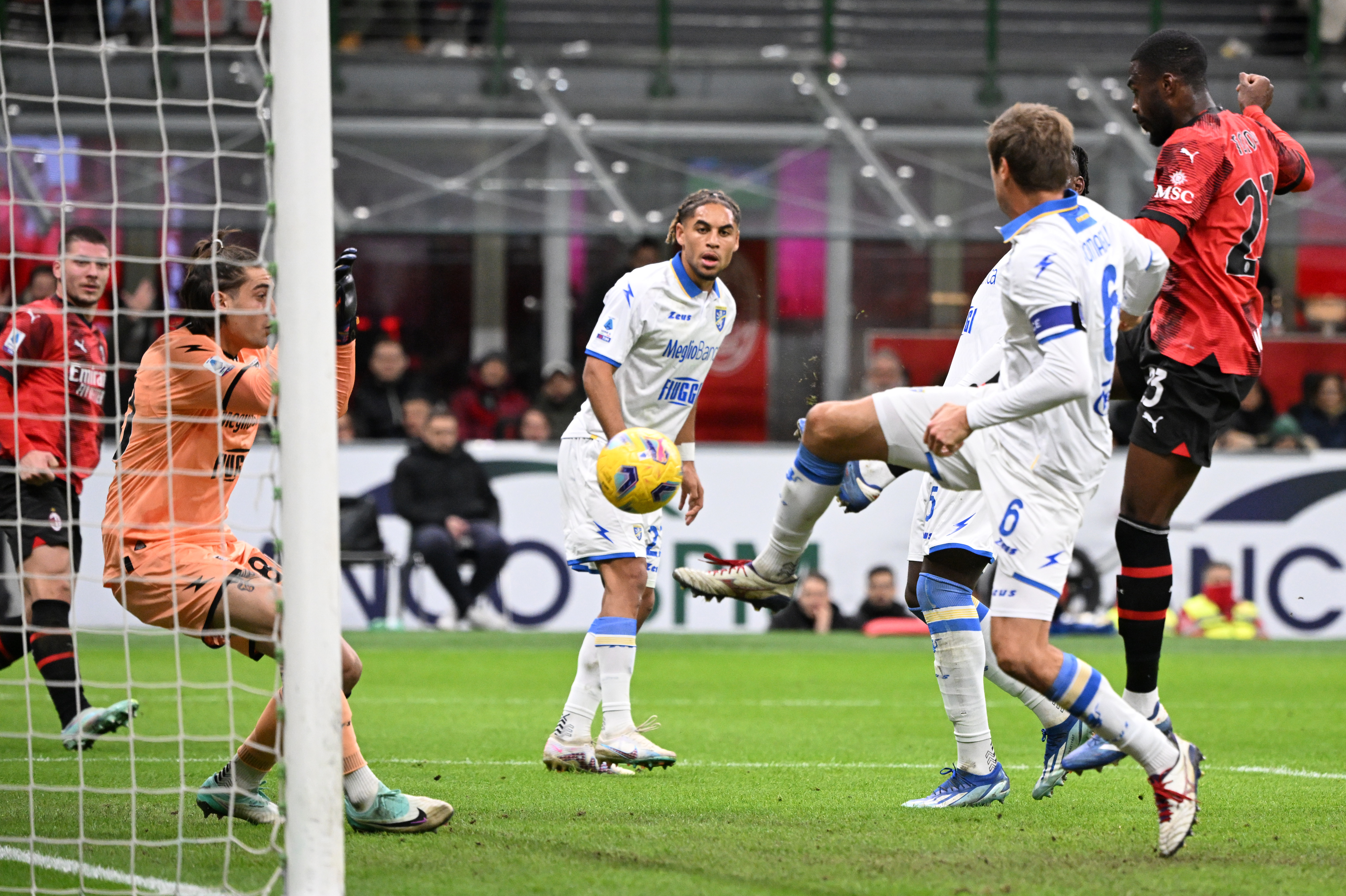 卡利亚里客场力克AC米兰，反超对手的简单介绍