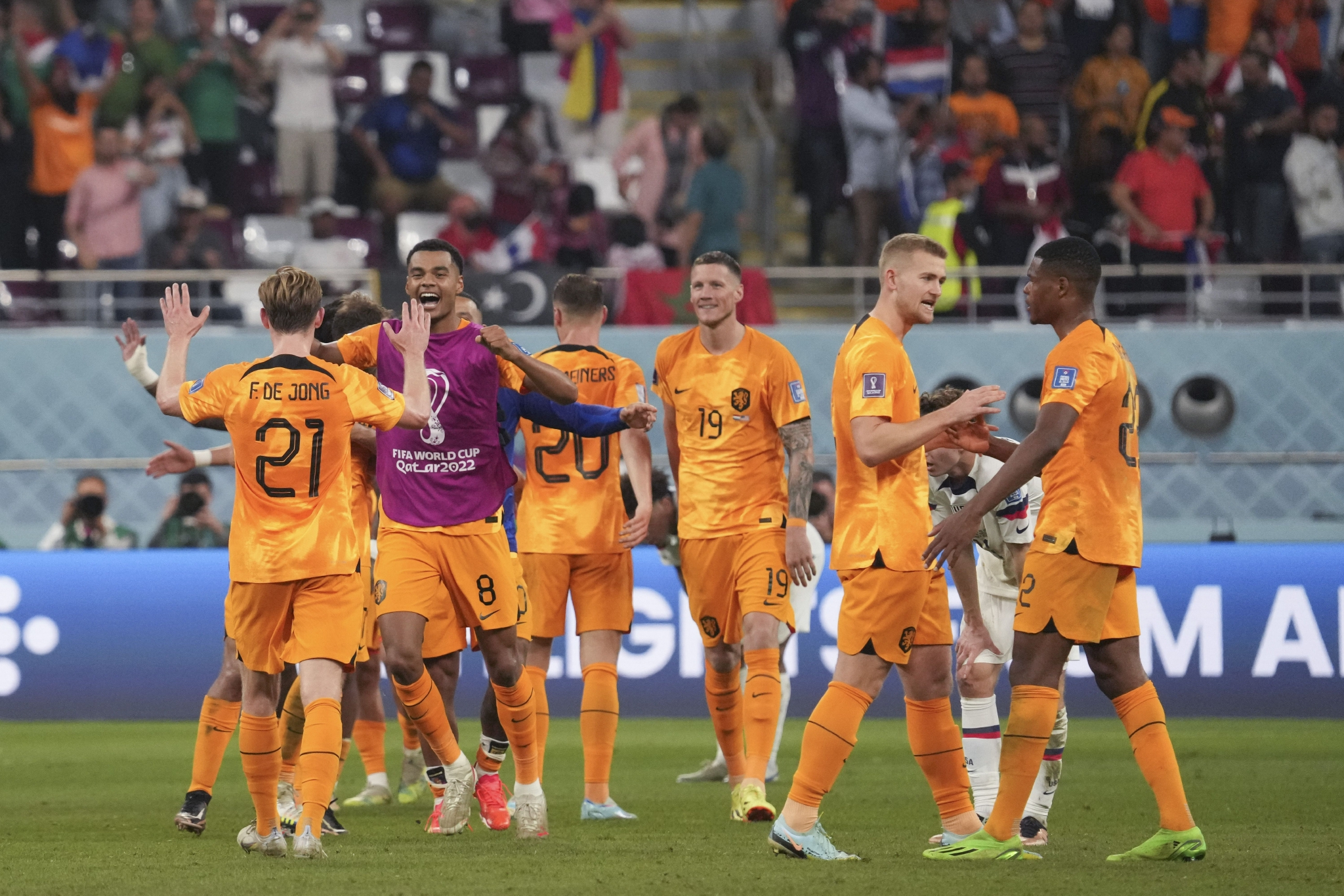 包含克罗地亚将在足球场上一决雌雄的词条