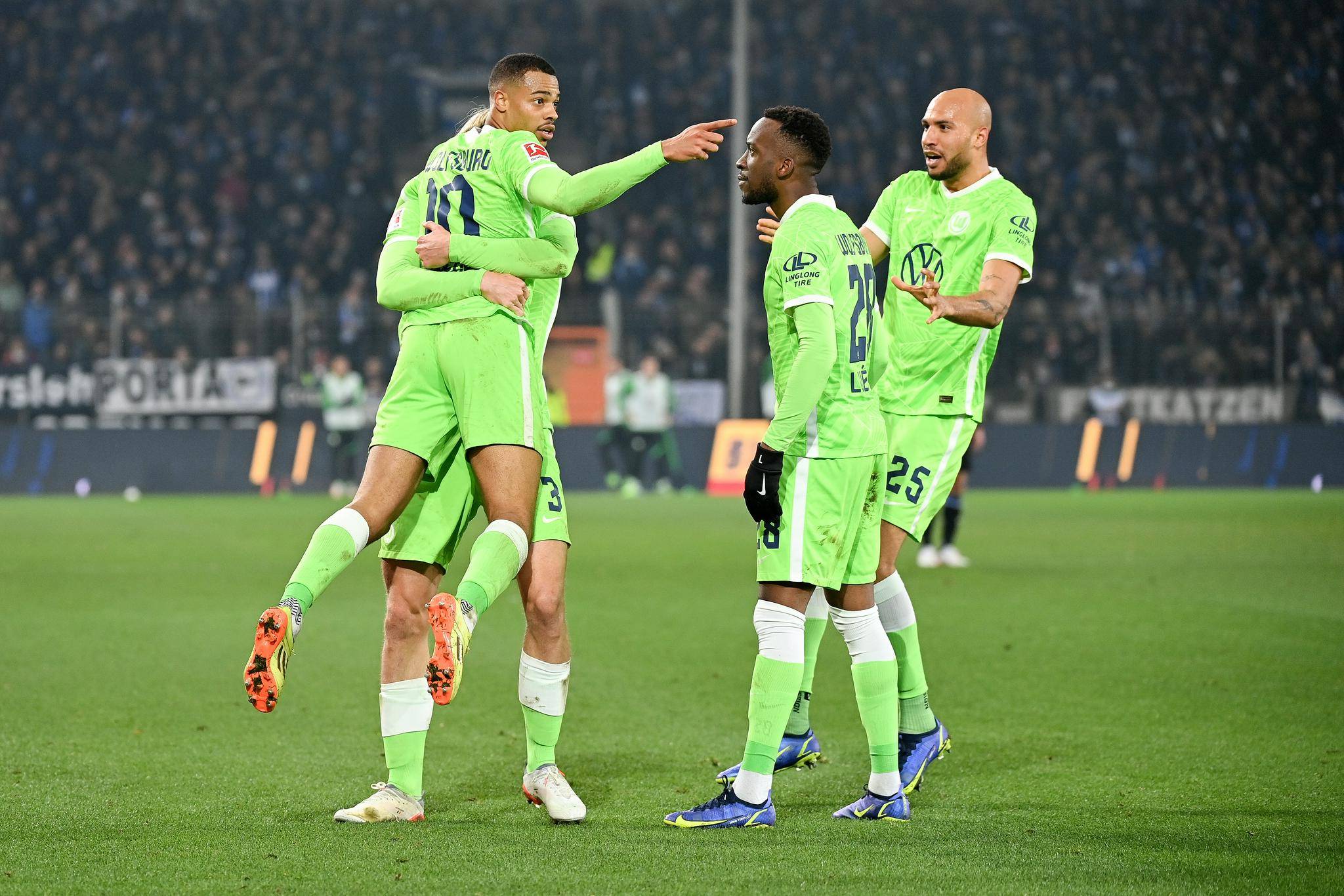 沃尔夫斯堡全队配合默契，打败对手